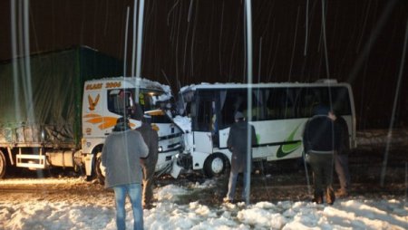 Midibüs ile tavuk yüklü kamyon çarpıştı: 1 yaralı