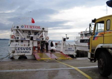 Midilli'de Ayvalık'ın zeytin çekirdekleri yakılarak ısınılıyor (Özel)