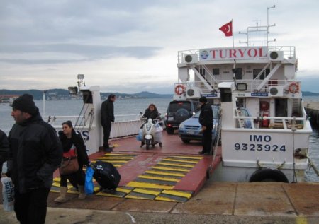 Midilli'de Ayvalık'ın zeytin çekirdekleri yakılarak ısınılıyor (Özel)