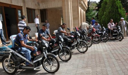 Midyat Belediyesi engeli vatandaşları akülü araç hediye ederek sevindirdi