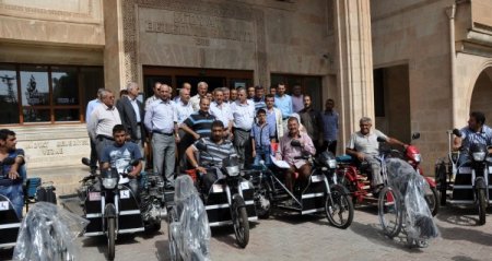 Midyat Belediyesi engeli vatandaşları akülü araç hediye ederek sevindirdi