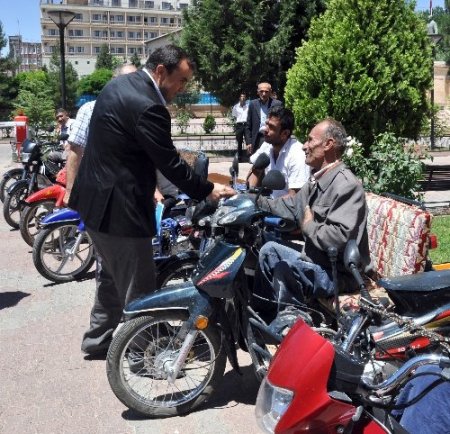Midyat Belediyesi engellilere motorlu araç hediye etti