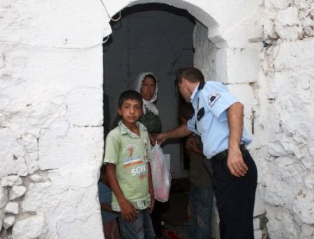 Midyat Emniyet Müdürlüğü, Fakirlere Gıda Ve Bayram Şekeri Yardımında Bulundu