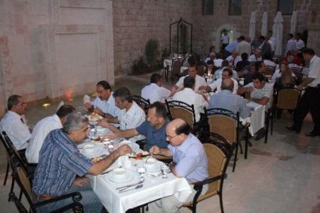 Midyat Kaymakamı Belde Belediye Başkanları Ve Daire Amirlerine İftar Verdi