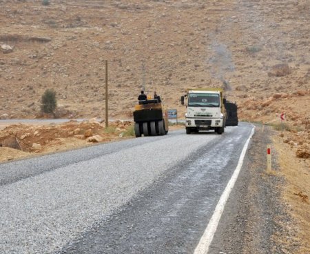 Midyat-Nusaybin karayolunda yapılan çalışma kazalara davetiye çıkarıyor