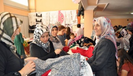 Midyatlı hanımlar, ihtiyaç sahibi öğrenciler için kermes düzenledi