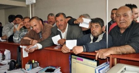 Midyat’ta, Suriye’den kaçan vatandaşlara para yardımı