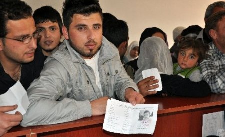 Midyat’ta, Suriye’den kaçan vatandaşlara para yardımı