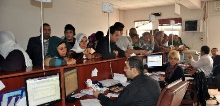 Midyat’ta, Suriye’den kaçan vatandaşlara para yardımı