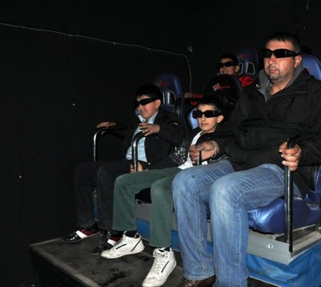 Midyat’ta başarılı öğrencilere 8D sürprizi