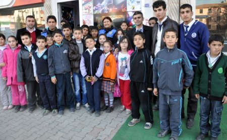 Midyat’ta başarılı öğrencilere 8D sürprizi