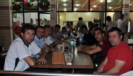 Midyat’ta beden eğitimi öğretmenleri kaynaşma yemekte buluştu