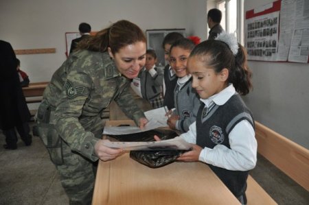 Midyat’ta karneleri ilçe protokolü dağıttı