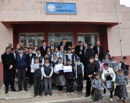 Midyat’ta karneleri ilçe protokolü dağıttı