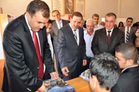 Midyat’ta öğrenciler ders kitaplarını kaymakamın elinden aldı