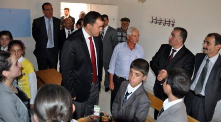 Midyat’ta öğrenciler ders kitaplarını kaymakamın elinden aldı