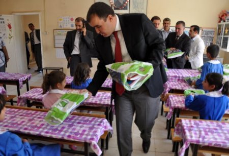 Midyat’ta öğrenciler ders kitaplarını kaymakamın elinden aldı