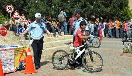 Midyat’ta öğrencilere trafik kuralları anlatıldı