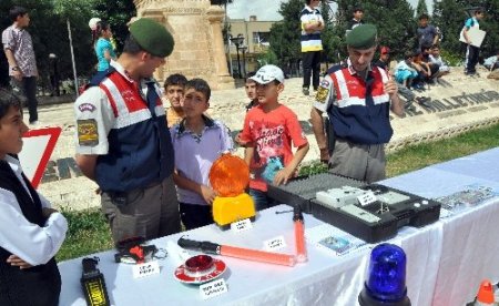 Midyat’ta öğrencilere trafik kuralları anlatıldı