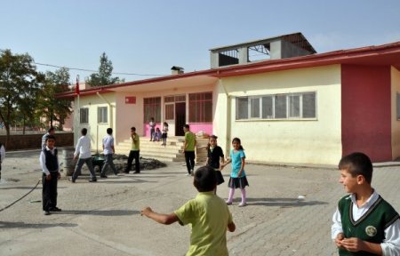 Midyat'ta okullarda devam eden tamirat eğitimi aksatıyor