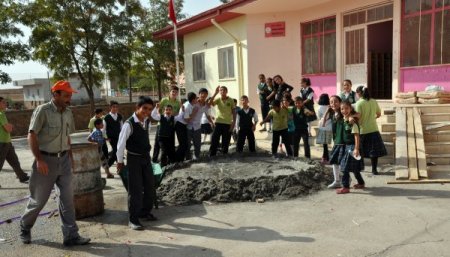 Midyat'ta okullarda devam eden tamirat eğitimi aksatıyor