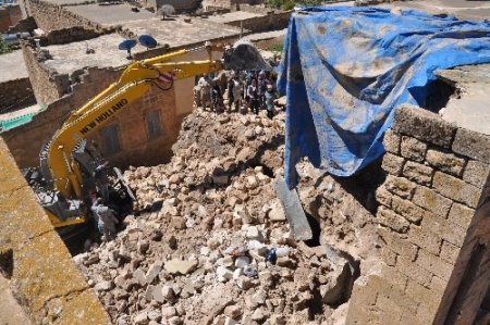 Midyat’ta tarihi ev yıkıldı, facianın eşiğinden dönüldü