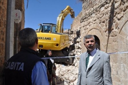 Midyat’ta tarihi ev yıkıldı, facianın eşiğinden dönüldü
