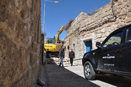Midyat’ta tarihi ev yıkıldı, facianın eşiğinden dönüldü