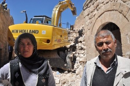 Midyat’ta tarihi ev yıkıldı, facianın eşiğinden dönüldü