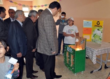 Midyat’ta üç okulda bilim fuarı düzenlendi