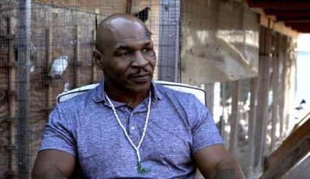 Mike Tyson tespihini boynunda taşıyor