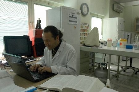 Mikrobiyoloji laboratuvarı tekstilcinin hizmetinde