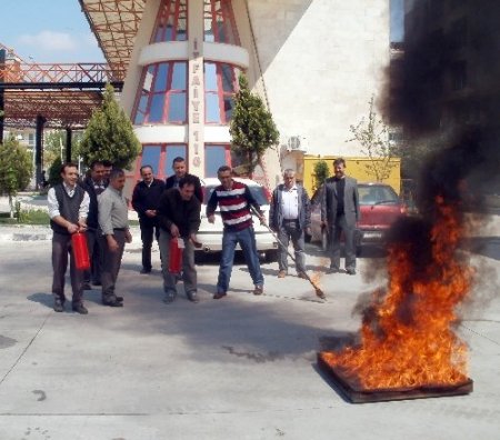 Milenyum Memurları Derneği üyeleri, uygulamalı yangın söndürme eğitimi aldı