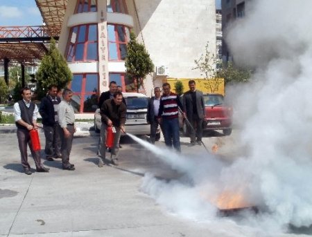 Milenyum Memurları Derneği üyeleri, uygulamalı yangın söndürme eğitimi aldı