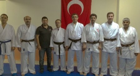 Milletvekili Erdinç, karate elbisesi giyip gösteri yaptı