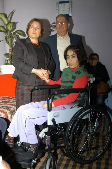 Milletvekili Gürkan, 3 engelliye tekerlekli sandalye hediye etti