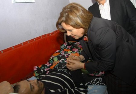 Milletvekili Gürkan, 3 engelliye tekerlekli sandalye hediye etti