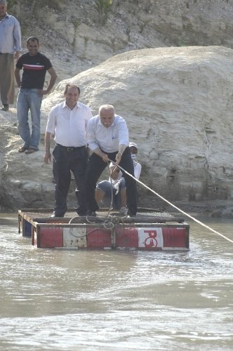 Milletvekilinin sandalla geçtiği derenin üzerine köprü yapılıyor