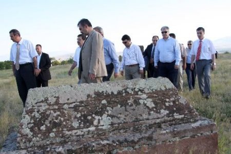 Milletvekilleri Ahlat'ta Tarihi Yerleri Gezdi