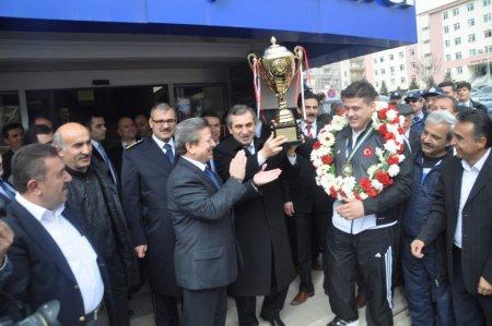 Milli güreşçi Yozgat’ta davul zurna ile karşılandı