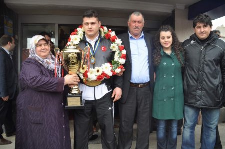 Milli güreşçi Yozgat’ta davul zurna ile karşılandı