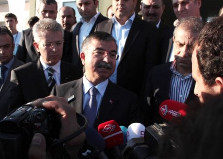 Milli Savunma Bakanı: Biz Suriye halkının yanındayız, rejimin yanında değil