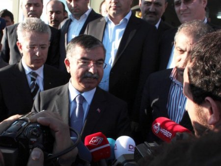 Milli Savunma Bakanı: Biz Suriye halkının yanındayız, rejimin yanında değil