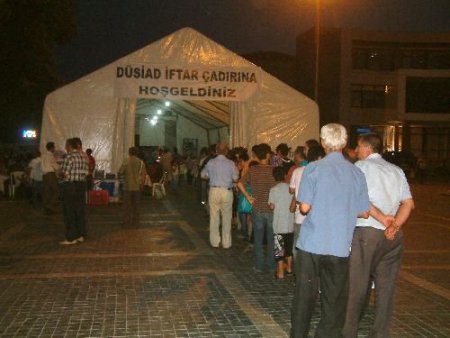 Milli Savunma Bakanı Gönül Düzce'de Depremde Hayatını Kaybedenleri Andı