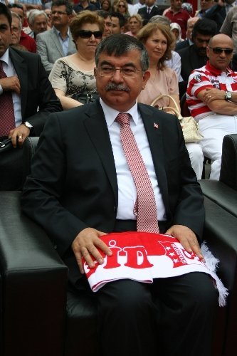 Millî Savunma Bakanı Yılmaz: BMC ile sözleşmeyi feshettik