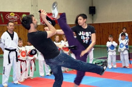Milli sporcu Nur Tatar, tekvandocularla buluştu