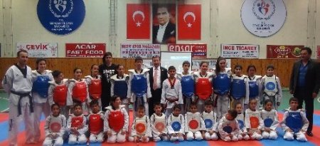 Milli sporcu Nur Tatar, tekvandocularla buluştu