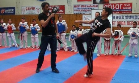 Milli sporcu Nur Tatar, tekvandocularla buluştu