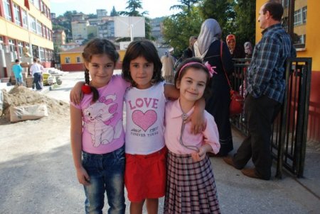 'Mini mini birler' ilk gün sıralara aileleriyle birlikte oturdu