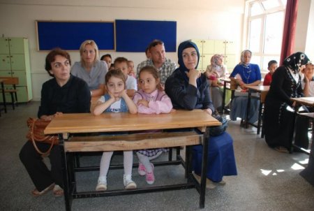 'Mini mini birler' ilk gün sıralara aileleriyle birlikte oturdu